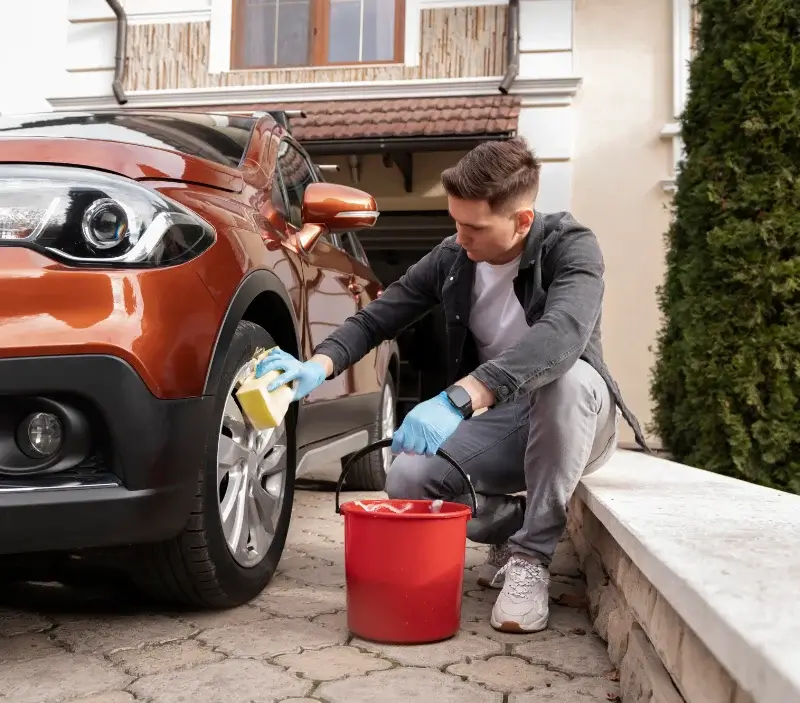 Lavage auto à domicile Villy-le-Maréchal : professionnel intervenant sur un véhicule